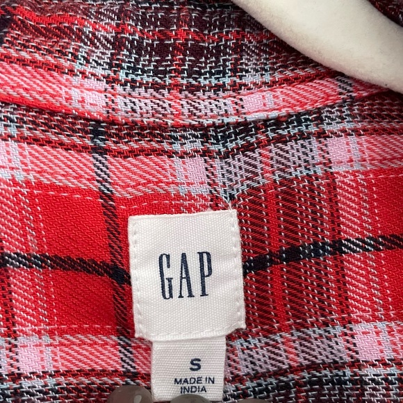 Gap Woman’s button down red plaid shirt! Size Small! - Picture 3 of 5